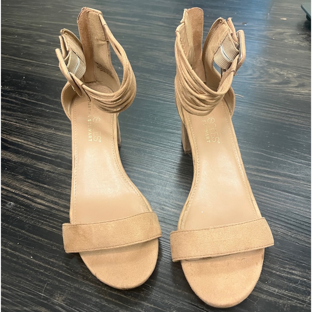 Aerolsoles nude strap short heels
